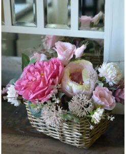 Bloemstuk Met Roze Zijde Tuinbloemen In 'wand' Mand