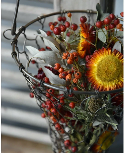 Draadmand Gevuld Met Droogbloemen In Warme Tinten