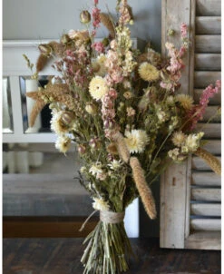 Droogbloemen Boeket In Zachte Naturel Tinten Roze En Crème