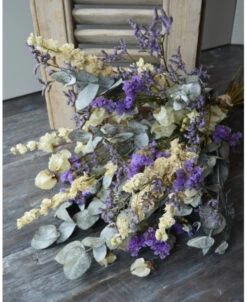 Droogbloemen Boeket Met O.a. Bougainvillea En Eucalyptus In Het Lila, Crème Grijs