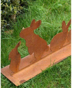 Ecoroest Tuindecoratie Met 5 Verschillende Konijnen Op Een Rij