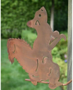 Eekhoorn Zittend Op Stok Ecoroest Tuindecoratie