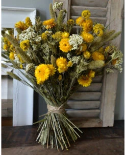 Gemengd Droogbloemen Biedermeier Boeket In Geel Wit En Groen