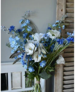 Gemengd Veldboeket In Blauw Wit Met Riddersporen
