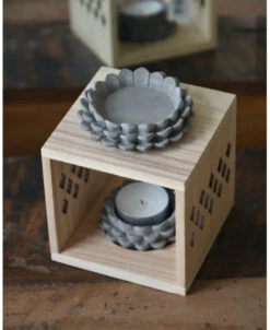 Geur Brander Van Hout Met Aardewerk Cupjes