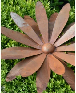 Grote Bloem Ecoroest In 3D Als 'wand' Tuindecoratie