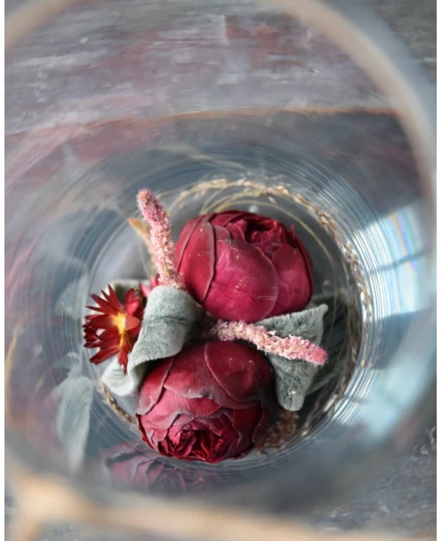Glazen Vaas Gevuld Met Gevries- Droogde Bloemen In Het Bordeaux Rood - Afbeelding 2