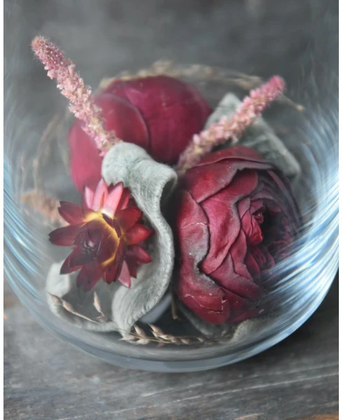 Glazen Vaas Gevuld Met Gevries- Droogde Bloemen In Het Bordeaux Rood - Afbeelding 3