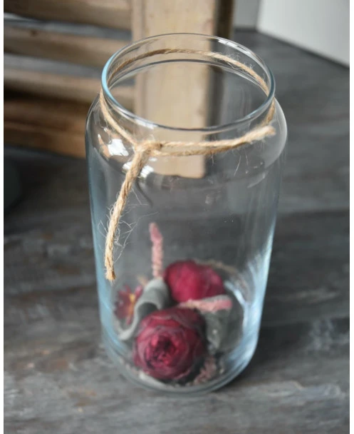 Glazen Vaas Gevuld Met Gevries- Droogde Bloemen In Het Bordeaux Rood