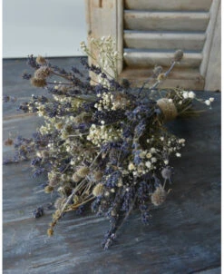 Tafel Boeketje Van Gedroogde Lavendel, Gipskruid En Disteltjes
