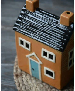 Theelicht Huis Oker Met Dubbele Schoorsteen, IB Laursen