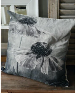 Velours Kussen Met Bloemen In Grijs Tinten En Een Vleugje Rosé