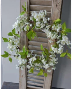 Witte Bloesem Krans Zijde Van Trossen Bloemen En Fris Groene Blaadjes