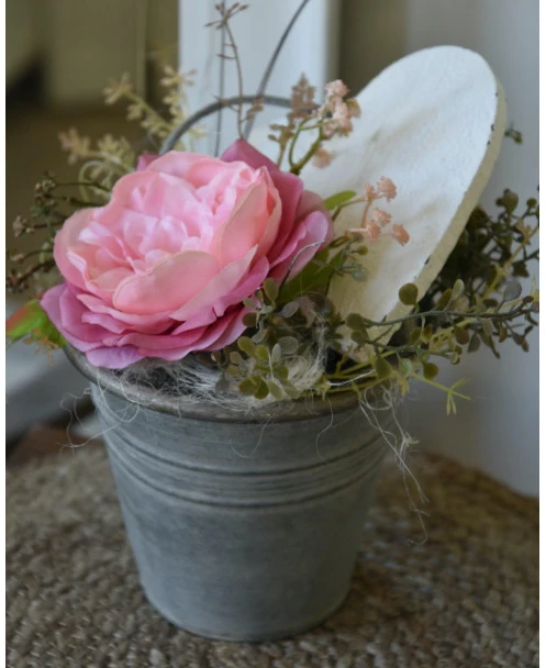 Zijde Bloemstukje Met Pastel Roze Roos En Wit Houten Hart - Afbeelding 2