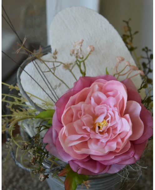 Zijde Bloemstukje Met Pastel Roze Roos En Wit Houten Hart - Afbeelding 5