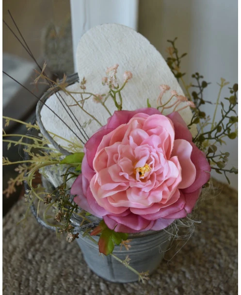 Zijde Bloemstukje Met Pastel Roze Roos En Wit Houten Hart