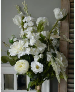 Zijde Boeket Gelaagd Met Witte Bloemen