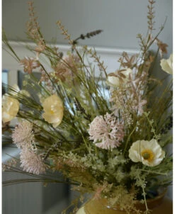 Zijde Boeket In Poeder Tinten Met Lavendel, Anemonen En Allium Met Bloemen Van IB Laursen