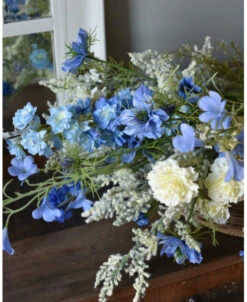 Zijde Boeket Met Tuinbloemen In Het Blauw Wit