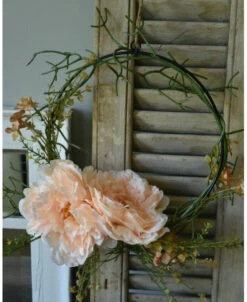 Zwarte Ring Krans Met Groen En Bloemen In Zacht Pastel